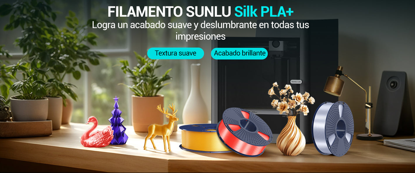Filamento Sunlu Silk PLA+ mostrando ejemplos de acabados brillantes y suaves, junto a una impresora 3D y modelos decorativos como un ciervo y un cisne. Disponible en Smartec Store, Quito, Ecuador.