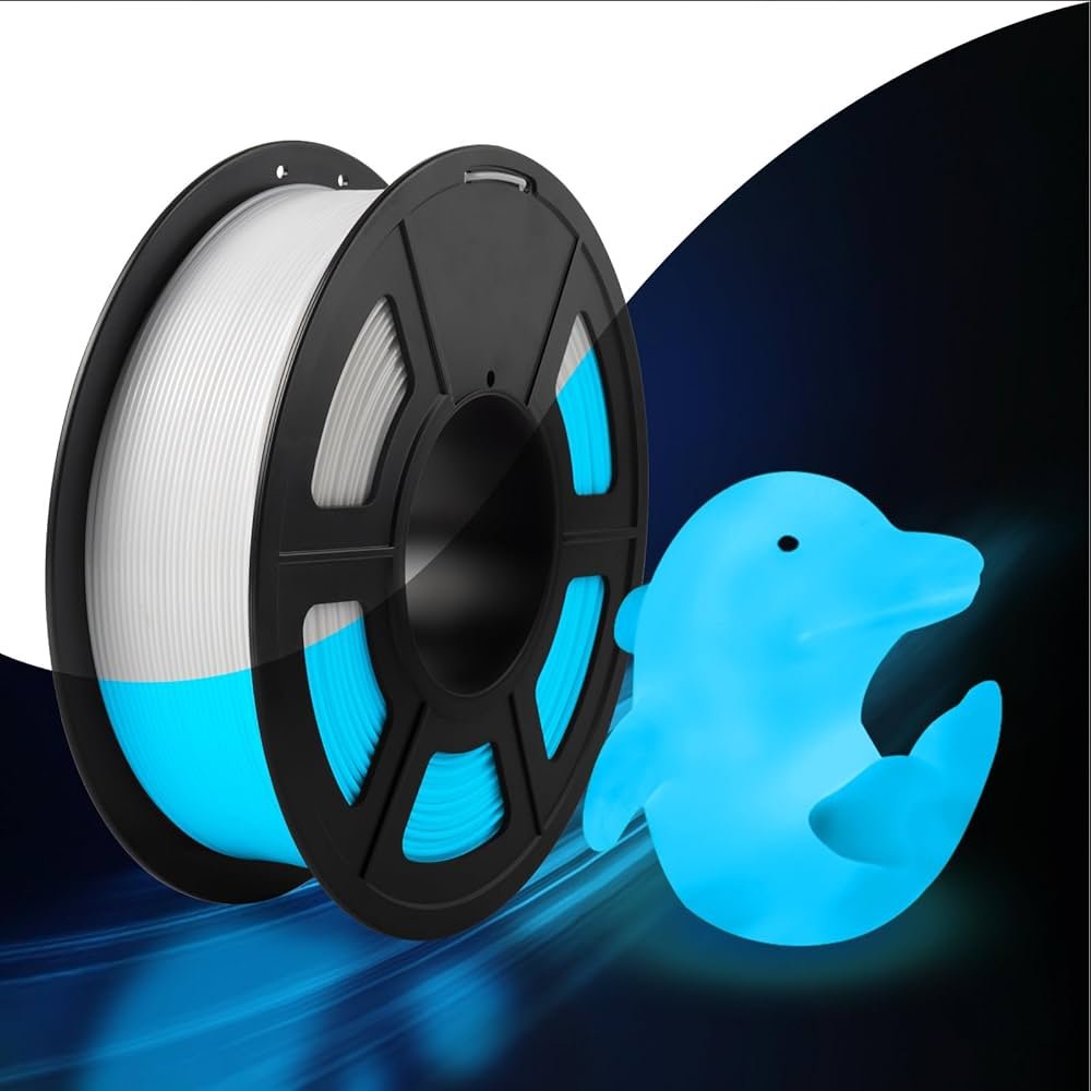 Filamento Sunlu PLA Glow in the Dark blanco junto a una figura de delfín impresa en 3D, mostrando su efecto azul brillante en la oscuridad.