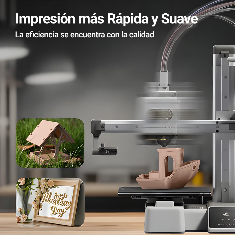 Imagen de una impresora Bambu Lab A1 en pleno proceso de impresión 3D a alta velocidad, utilizando filamento Sunlu. Se muestran ejemplos de creaciones terminadas, incluyendo una casita de pájaros y un cuadro decorativo.