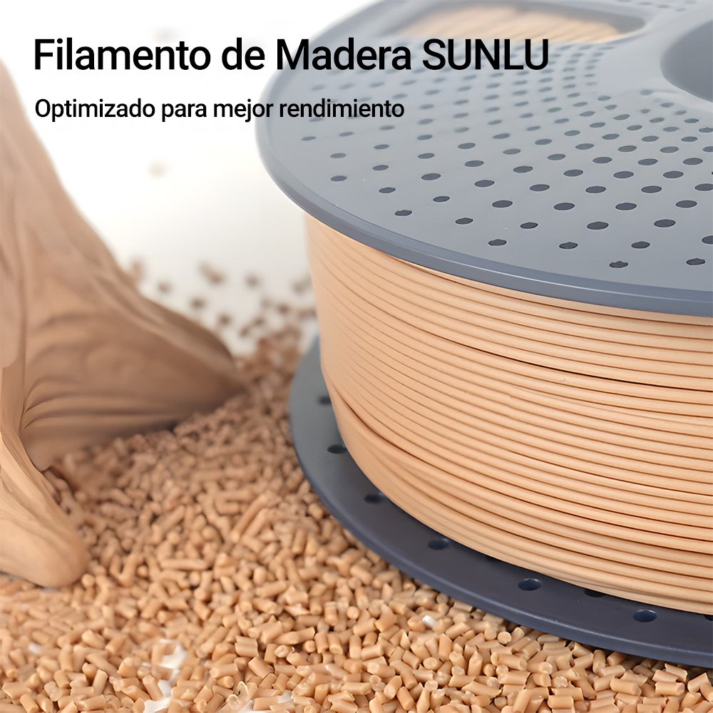 Primer plano de un carrete de filamento de madera SUNLU sobre una superficie con pellets de bioplástico. Su textura realista simula la madera natural, ideal para impresión 3D de alta calidad. Disponible en Smartec Store Quito Ecuador.