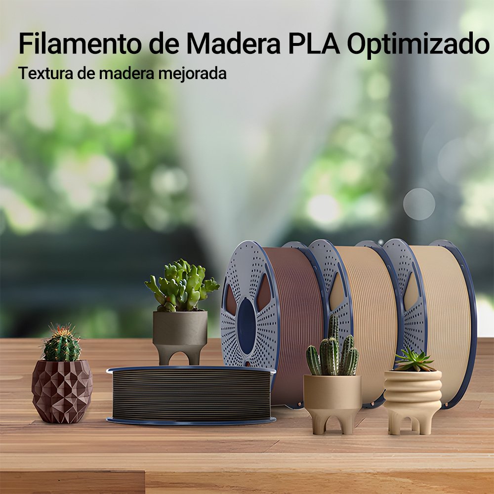 Imagen de varias bobinas de filamento de madera PLA Sunlu en distintos tonos, acompañadas de macetas impresas en 3D con cactus y suculentas. Fondo borroso con iluminación natural.