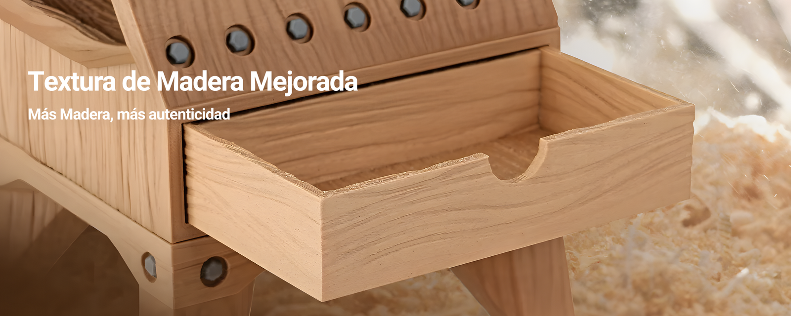 Primer plano de una caja impresa en 3D con filamento Sunlu PLA Madera, destacando una textura mejorada que imita la madera real con detalles naturales y precisos. Fondo con virutas de madera. Disponible en Smartec Store Quito Ecuador.