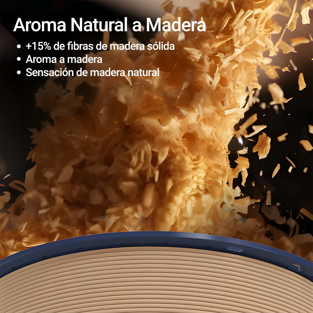 Primer plano de un carrete de filamento de madera SUNLU con partículas de madera real. En el fondo, virutas de madera en suspensión resaltan su composición natural. Este filamento contiene +15% de fibras de madera sólida, ofreciendo un auténtico aroma y sensación de madera natural. Disponible en Smartec Store Quito Ecuador.