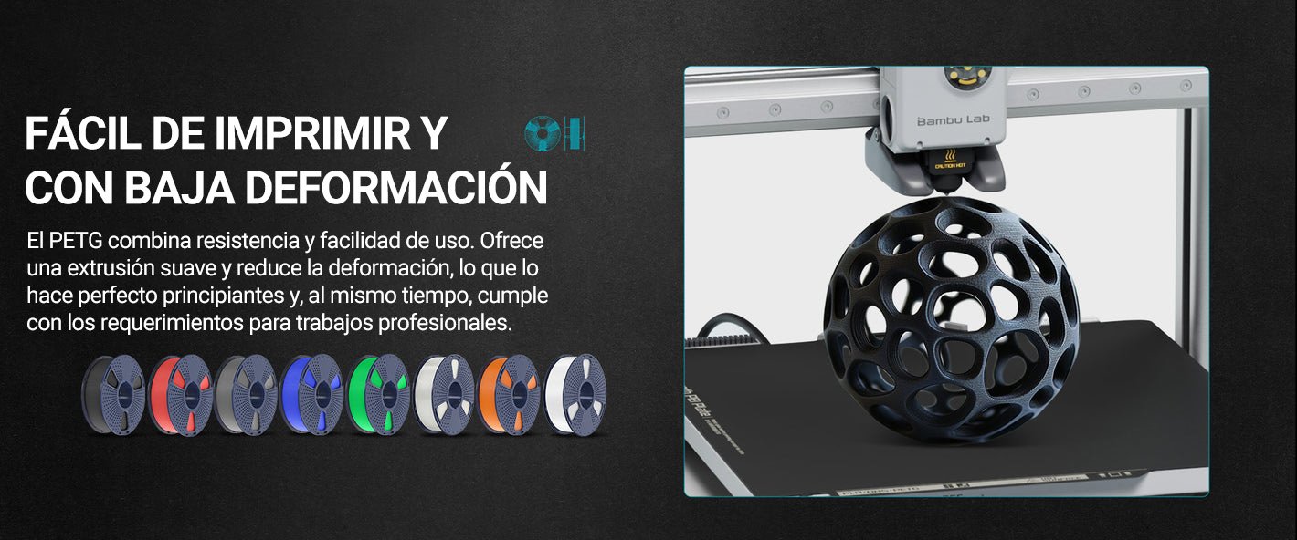 Impresora 3D Bambu Lab imprimiendo una figura esférica con patrón de agujeros usando filamento PETG. Se muestra una línea de bobinas de colores PETG. Fácil de imprimir y con baja deformación. Disponible en Smartec Store Quito Ecuador.