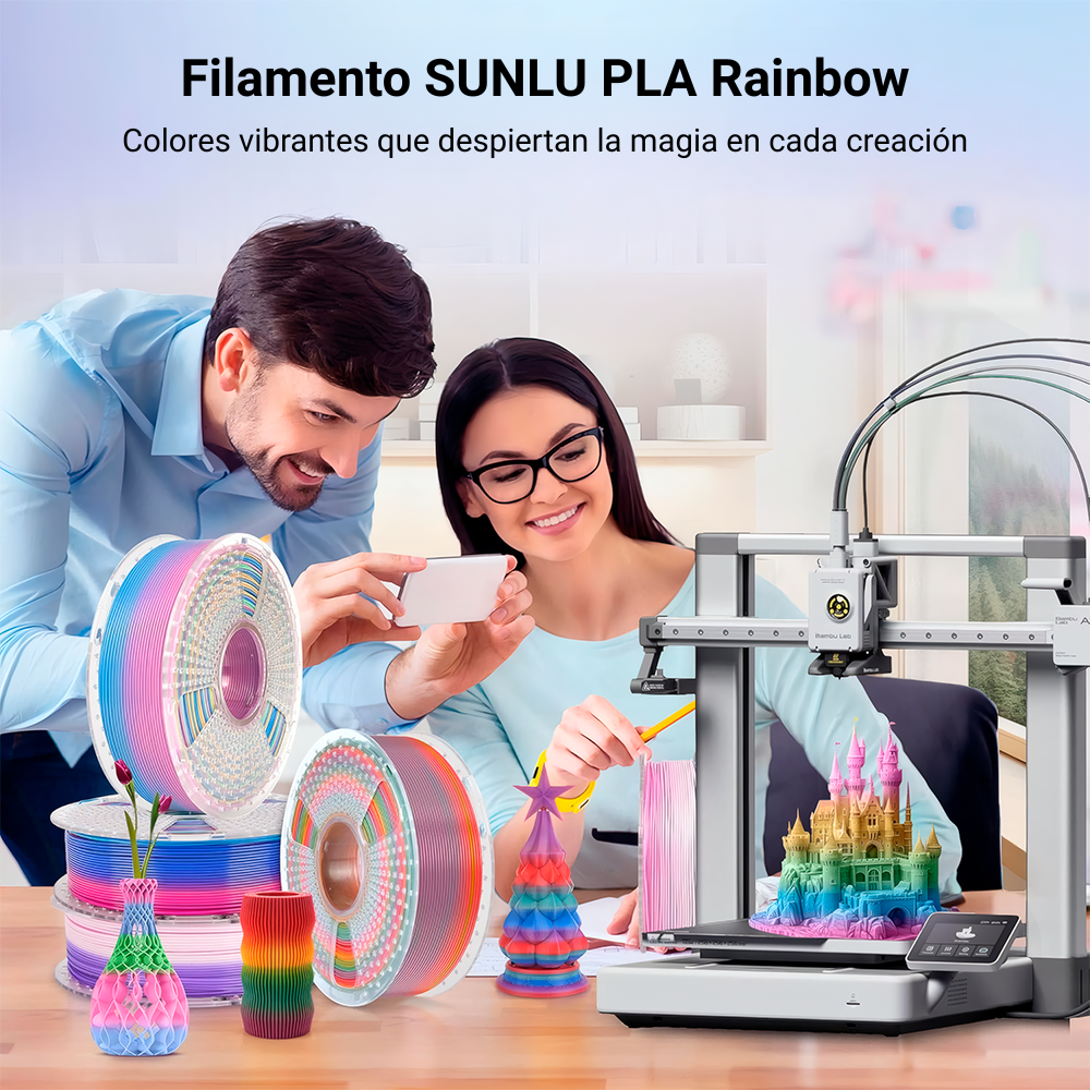 Pareja usando filamento SUNLU PLA Rainbow para imprimir en 3D con impresora Bambu Lab, rodeados de modelos coloridos. Disponible en Smartec Store Quito Ecuador.