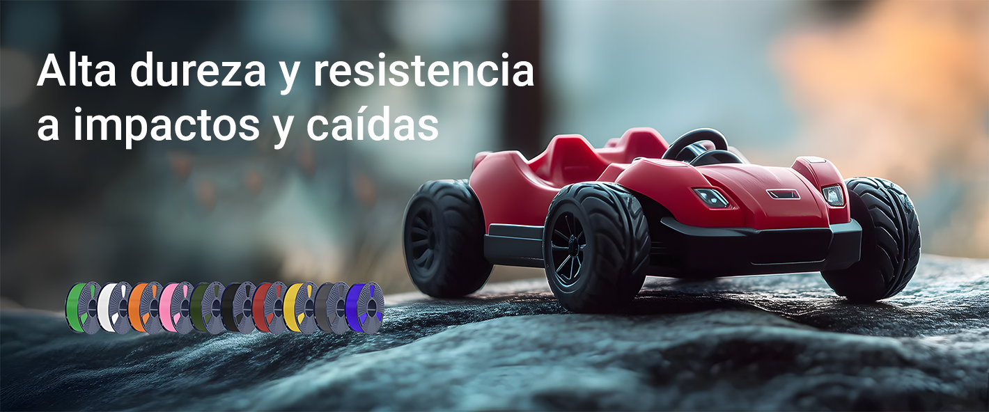Carro de juguete impreso en 3D sobre una superficie rocosa, acompañado de múltiples rollos de filamento en diferentes colores. Texto en pantalla: "Alta dureza y resistencia a impactos y caídas."