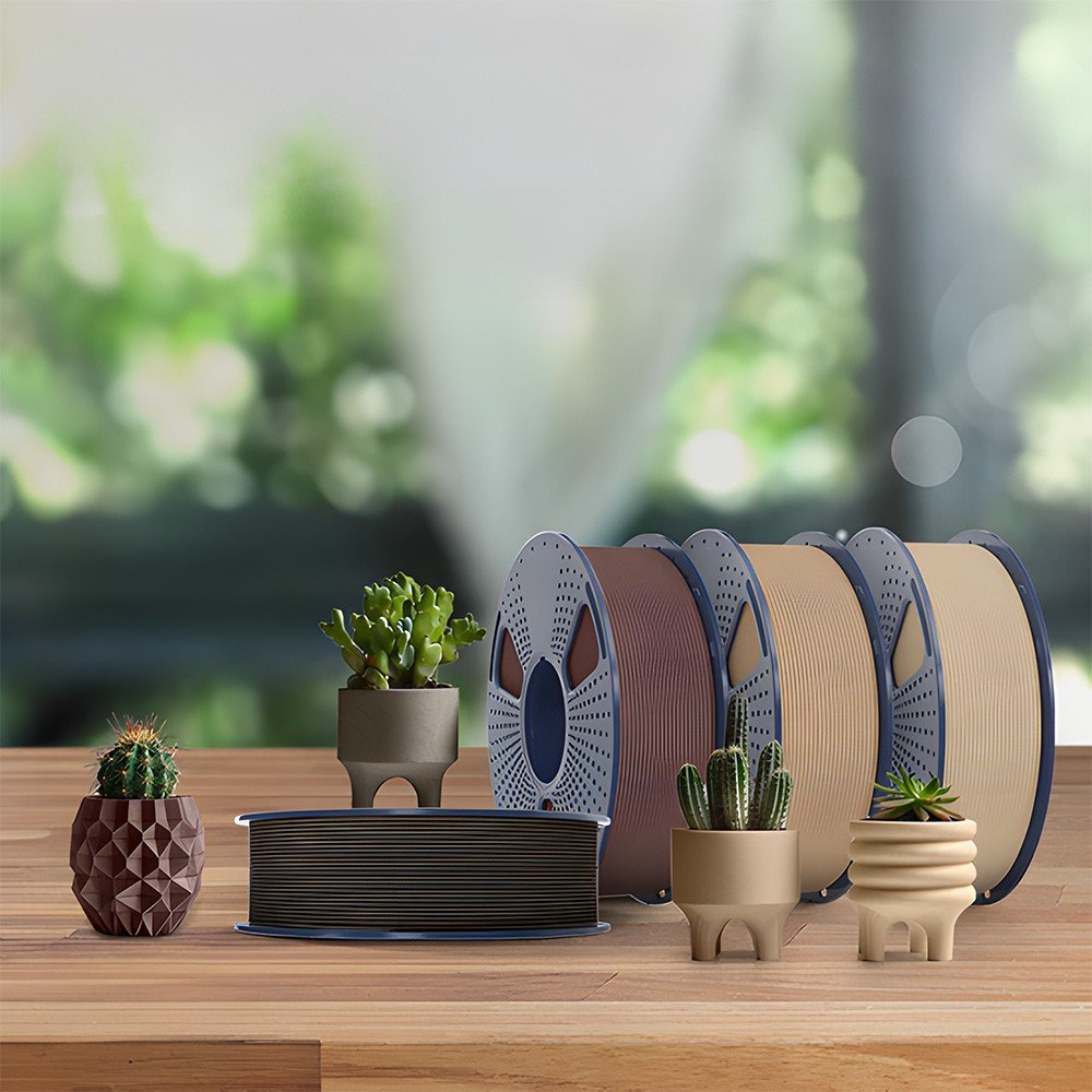Rollos de filamento SUNLU PLA Madera junto a macetas impresas en 3D, disponible en Smartec Store Ecuador