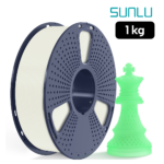 Filamento SUNLU PLA Glow in the Dark Blanco Brilla a Verde 1 kg de Smartec Store, con pieza de ajedrez que brilla en Verde para impresión 3D luminosa