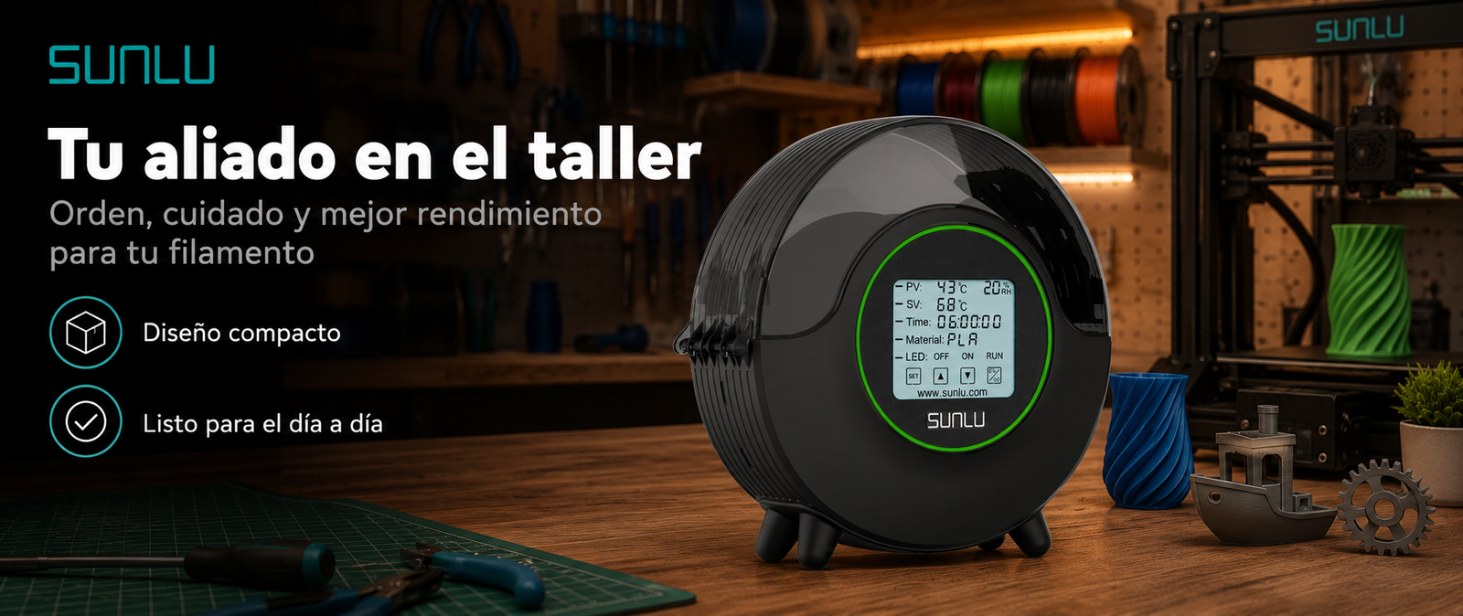 Secador de filamentos SUNLU S2 de Smartec Store en taller de impresión 3D, ideal para mantener el filamento seco, ordenado y listo para imprimir